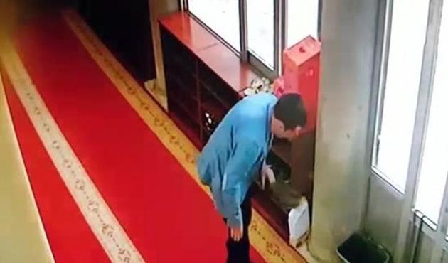 Önce namaz kıldı sonra ayakkabı çaldı! / VİDEO