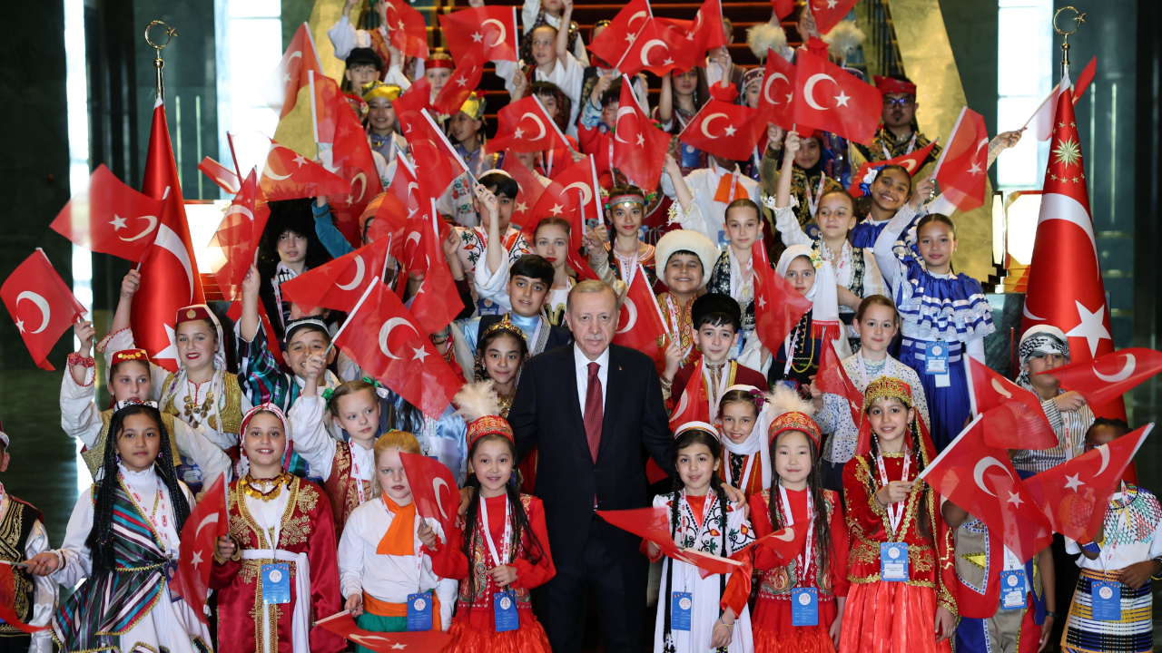 Cumhurbaşkanı Erdoğan Türk dünyası çocuklarıyla buluştu