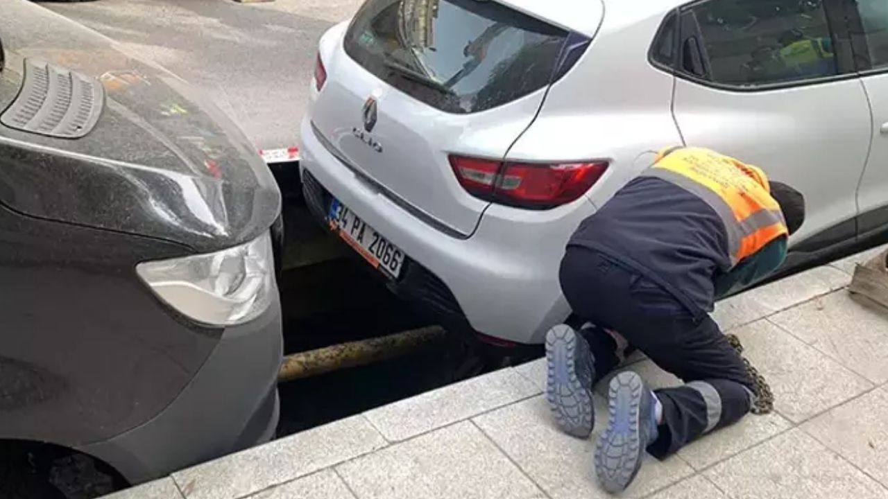 Şişli'de park halindeki araçlar çukura düştü!