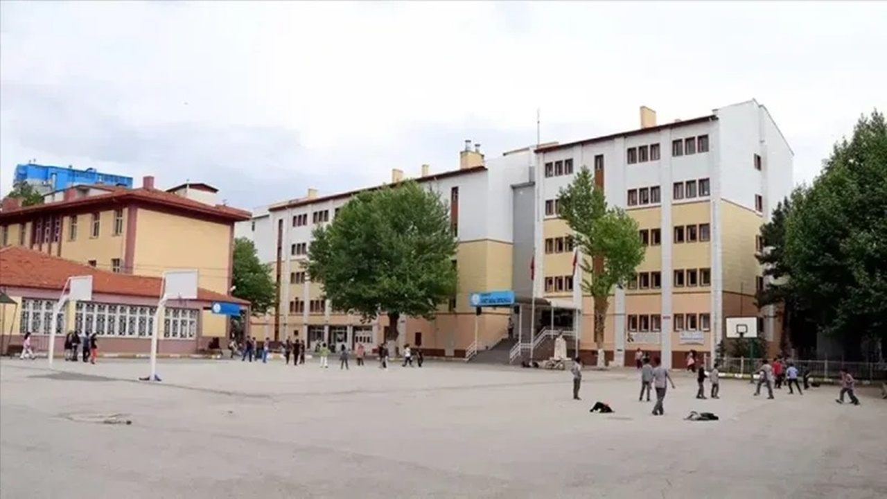 'Fırtına' uyarısının verildiği Çankırı’da okullar tatil edildi