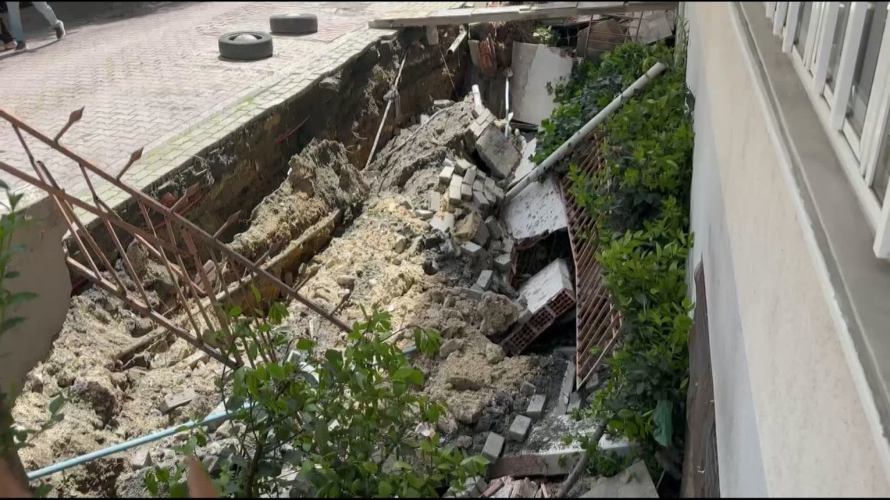 Avcılar'da korku dolu anlar: Kaldırım bir anda çöktü! 4 katlı bina boşaltıldı...
