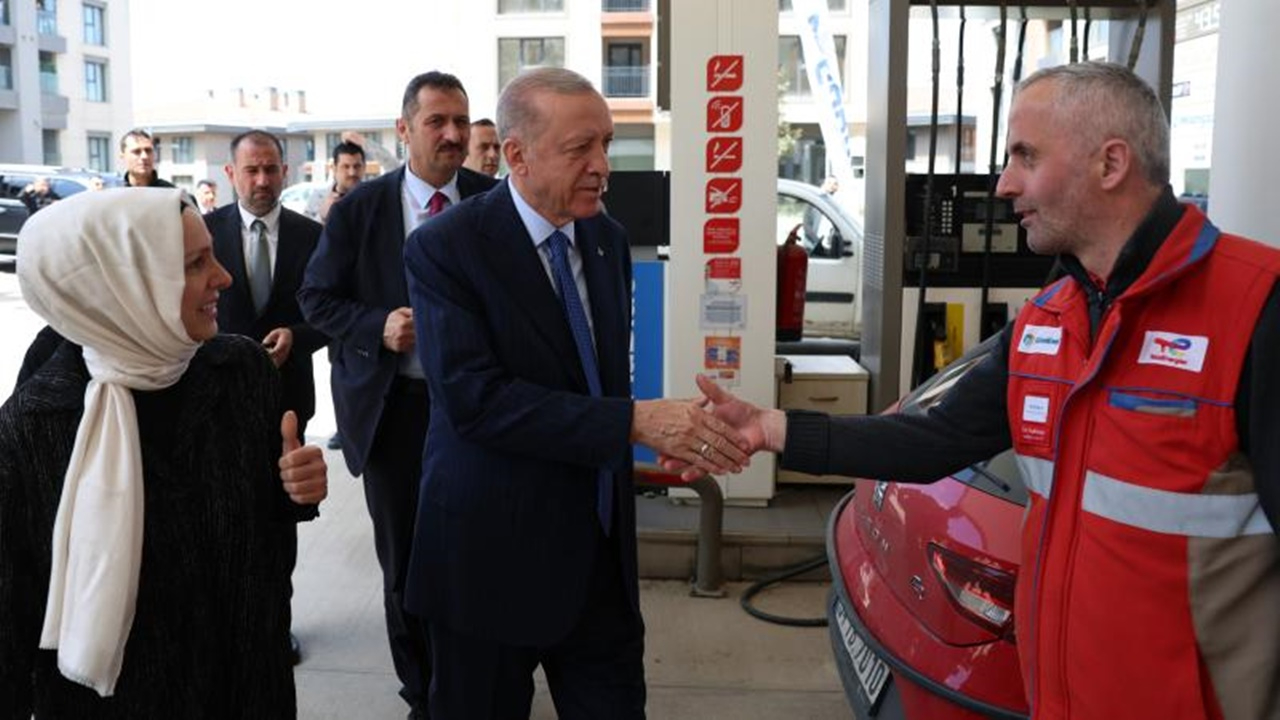 Cumhurbaşkanı Erdoğan, akaryakıt istasyonu çalışanlarını ziyaret etti