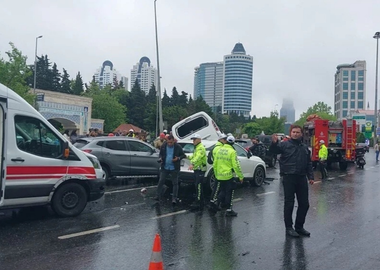 Beşiktaş Büyükdere Caddesi'nde 7 araçlık zincirleme kaza! Yaralılar var...