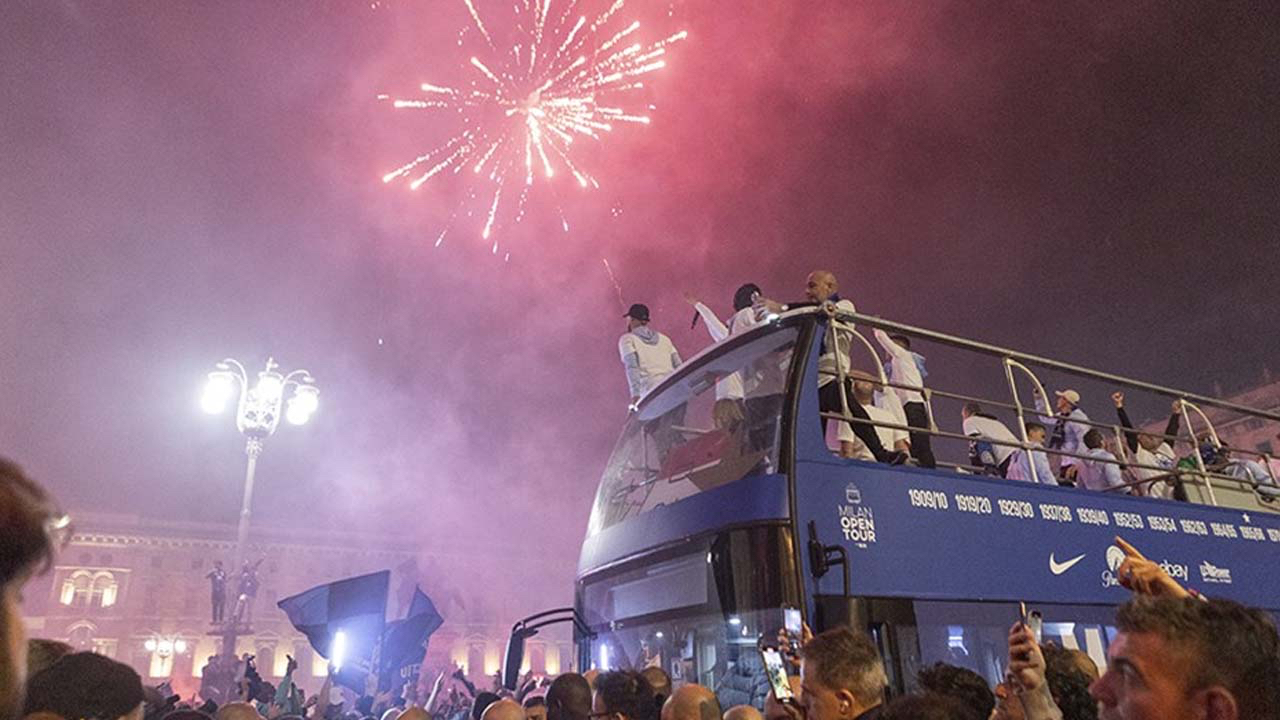 Inter şampiyonluğunu 100 bin taraftarıyla kutladı! Milano sokaklarını yaktılar