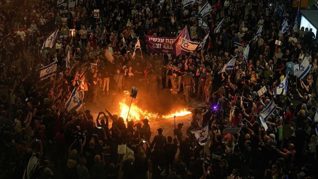 Tel Aviv’de Gazze’deki esirlerin aileleri ve destekçileri sokağa indi