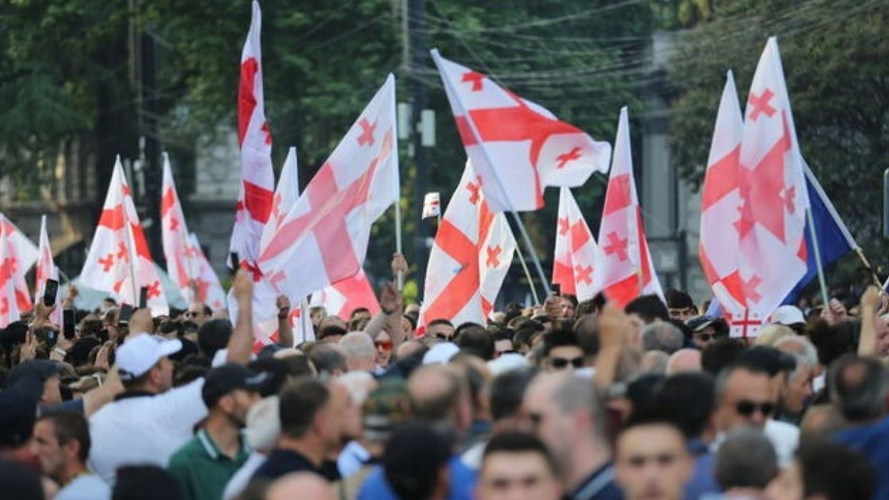 Gürcistan'da 10 binlerce kişi sokakta! AB içi yeni tasarı!