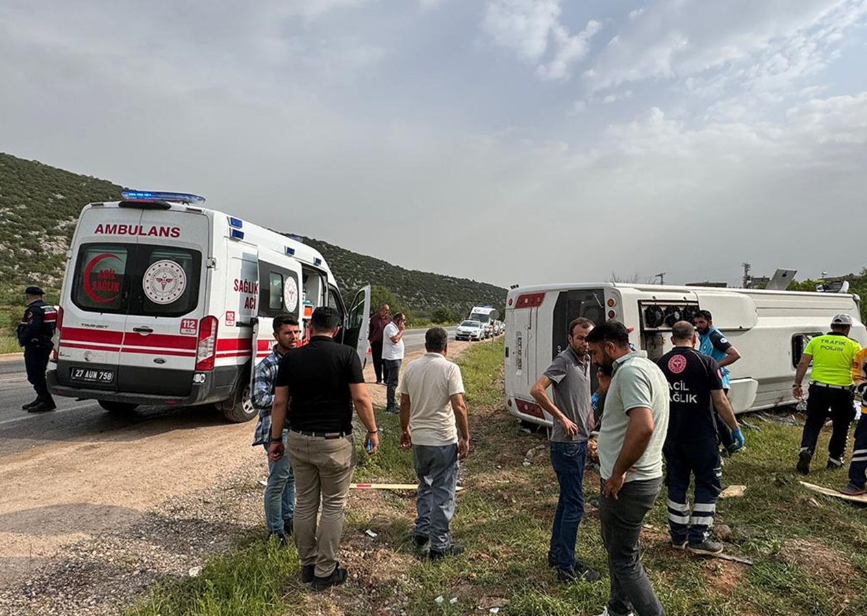 Gaziantep'te yolcu midibüsü devrildi! Ölü ve çok sayıda yaralı var