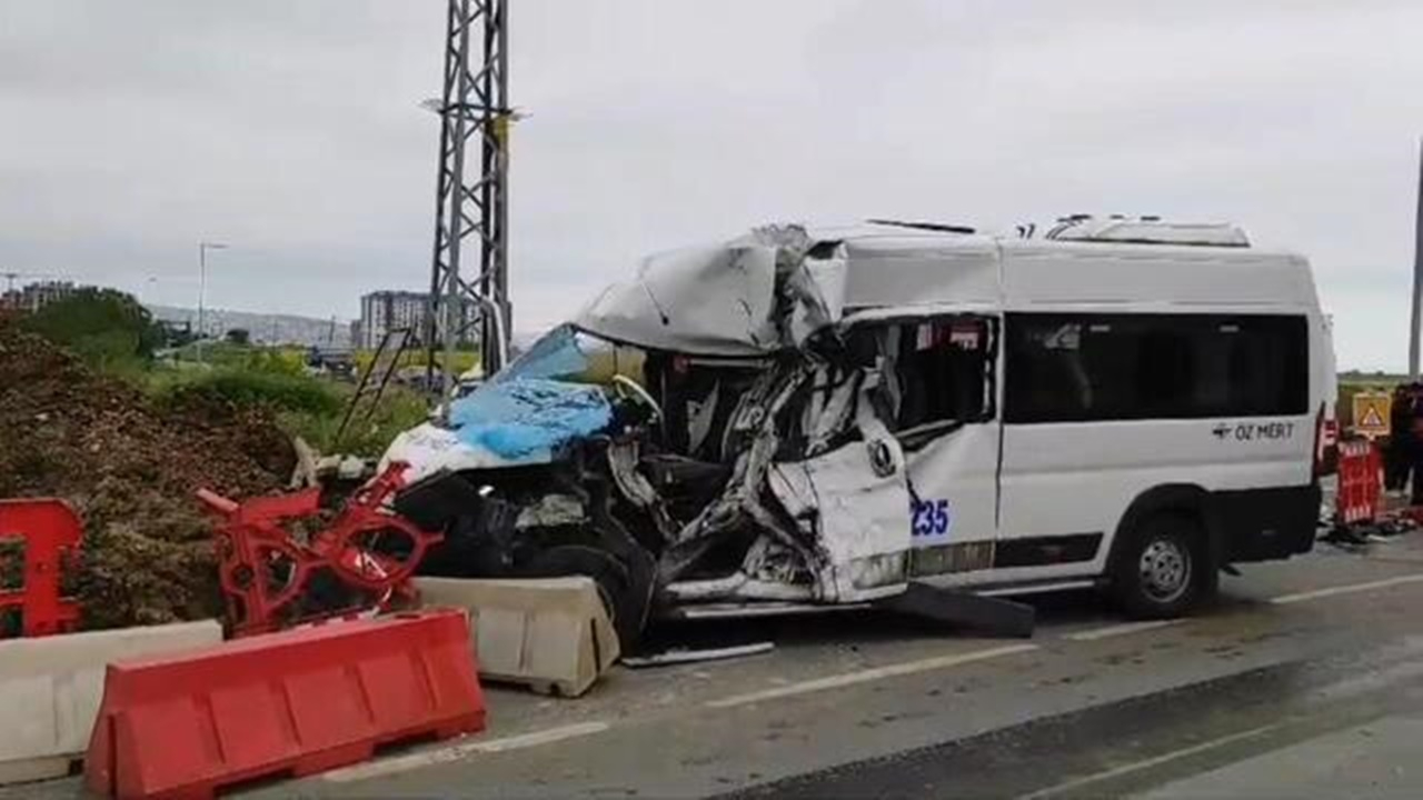 Silivri'de işçileri taşıyan servis minibüsü ile midibüs çarpıştı! 1'ağır 6 yaralı