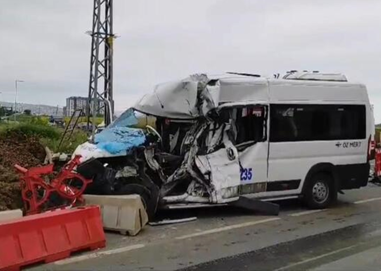 Silivri'de işçileri taşıyan servis minibüsü ile midibüs çarpıştı! 1'ağır 6 yaralı