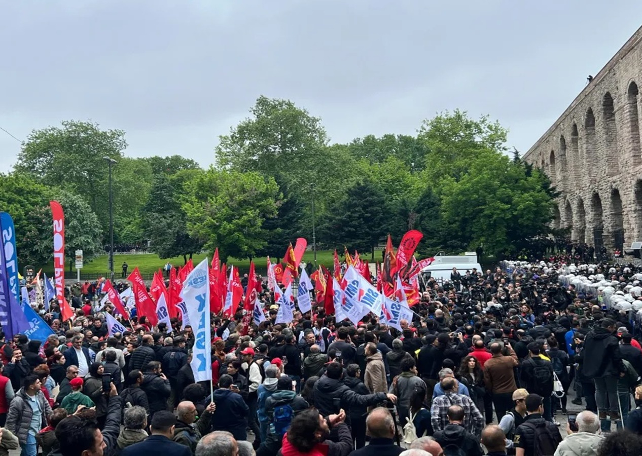 Taksim'e yürümek isteyen gruba Saraçhane'de polis müdahalesi