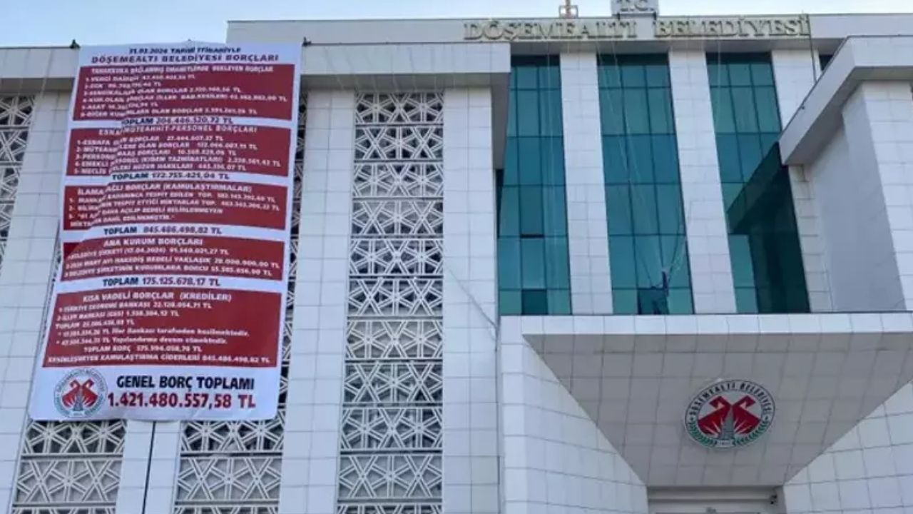CHP’li belediye, önceki CHP'li yönetimin borçlarını binaya astı!