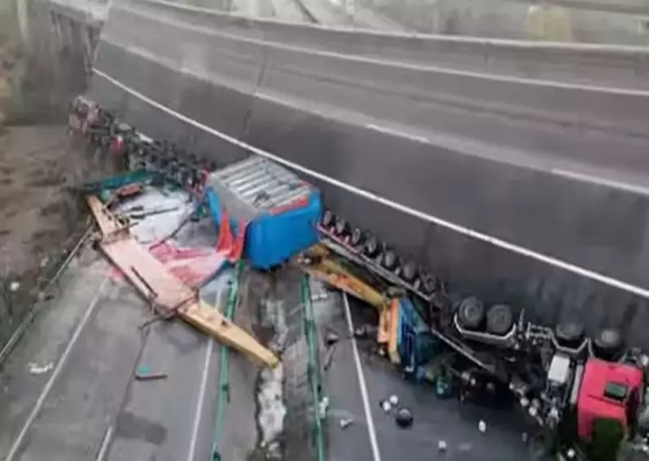 Çin’de otoyol çöktü!  19 kişi hayatını kaybetti