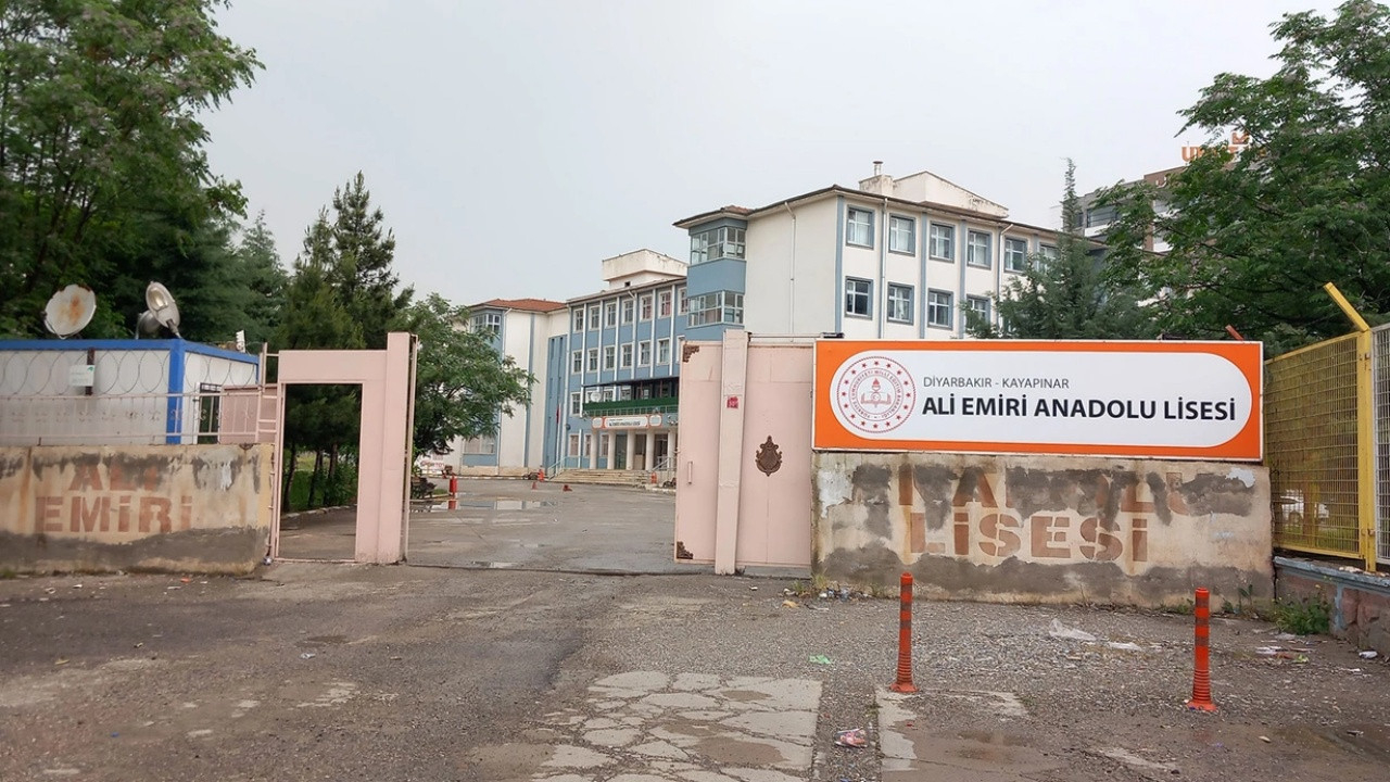 Diyarbakır'da kan donduran olay! Lise öğrencisi okuldan atılmasından sorumlu tuttuğu okul müdürünü bıçakladı...