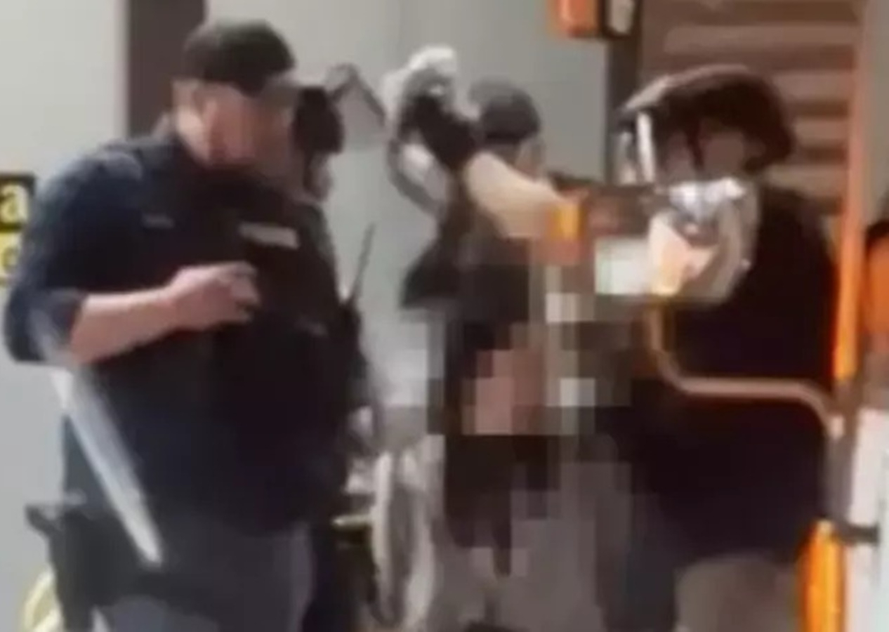 ABD polisi, Filistin gösterilerinde bir öğrencinin başörtüsünü zorla çıkardı