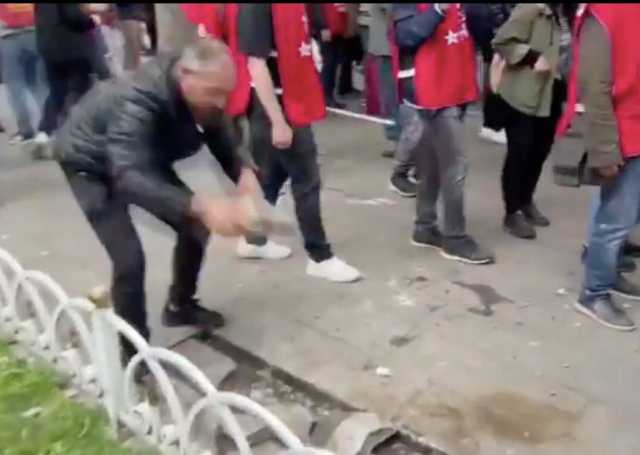 Sözde 1 Mayıs! Yasa dışı örgütler polise atmak için kaldırım taşlarını söktü! O anlar kameralara yansıdı