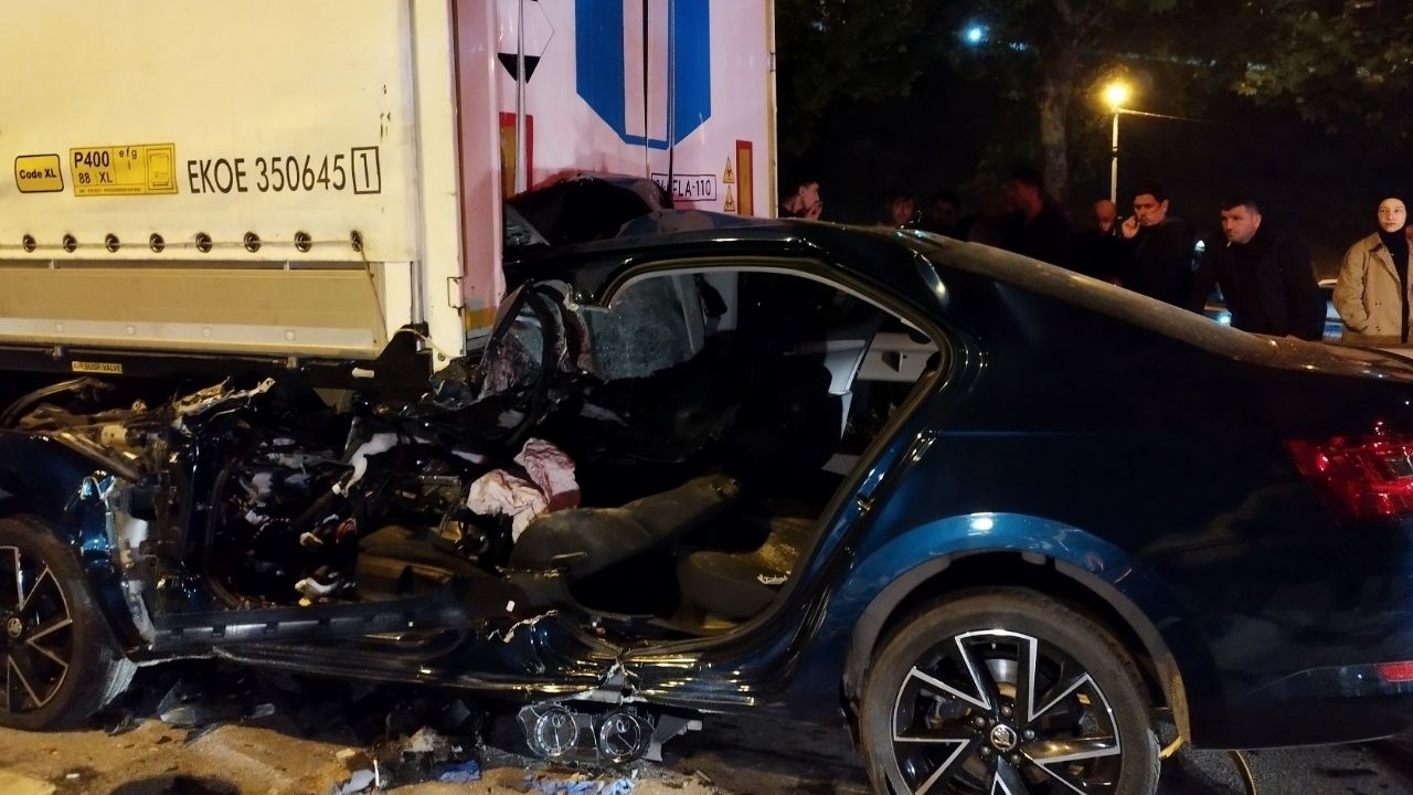 Pendik'te korkunç kaza! Seyir halindeki araç park halindeki tıra ok gibi saplandı