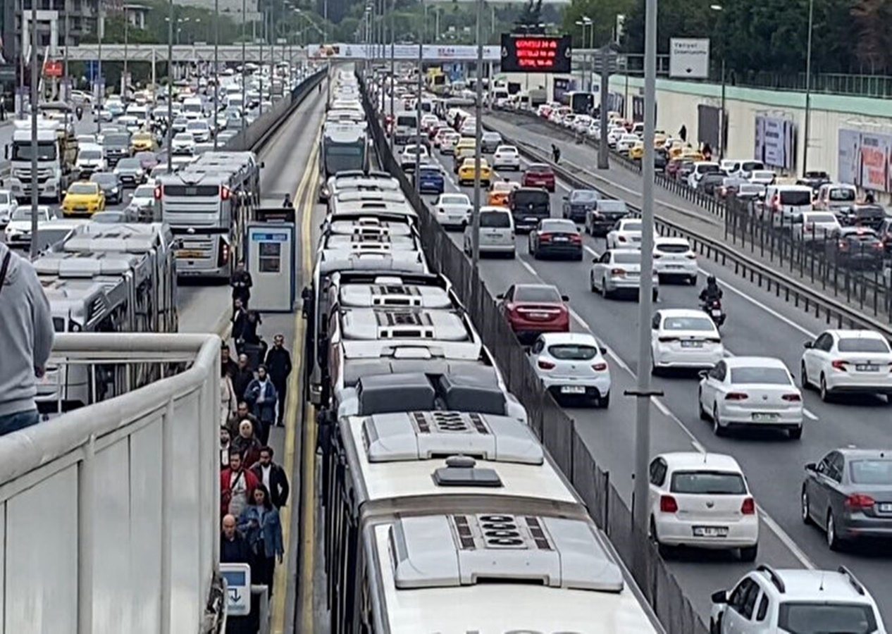 İstanbul'da metrobüs arızalandı! Uzun araç kuyruğu oluştu