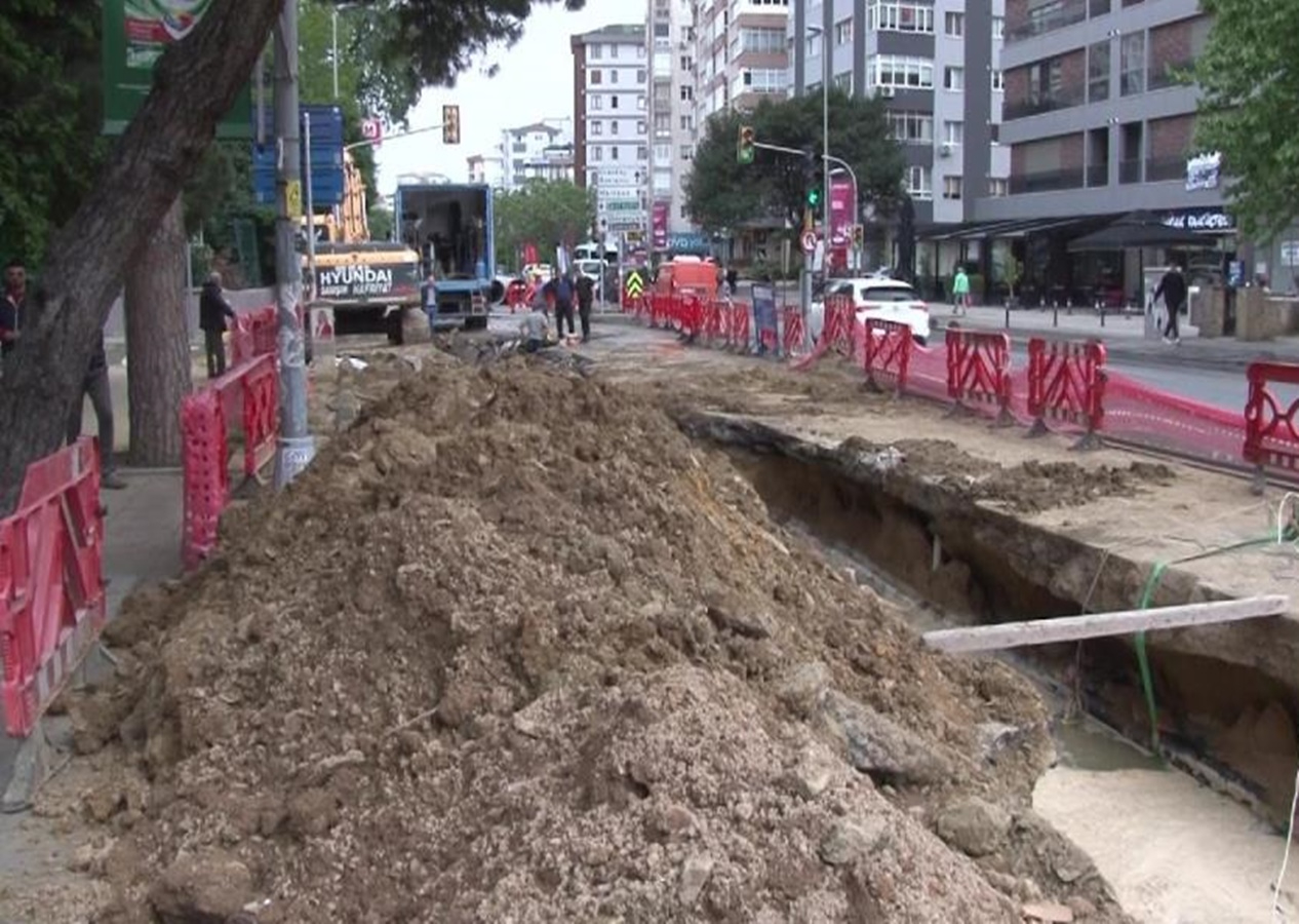CHP'li belediyeden hata üstüne hata! Rögar kapağı patladı, yollar göle döndü