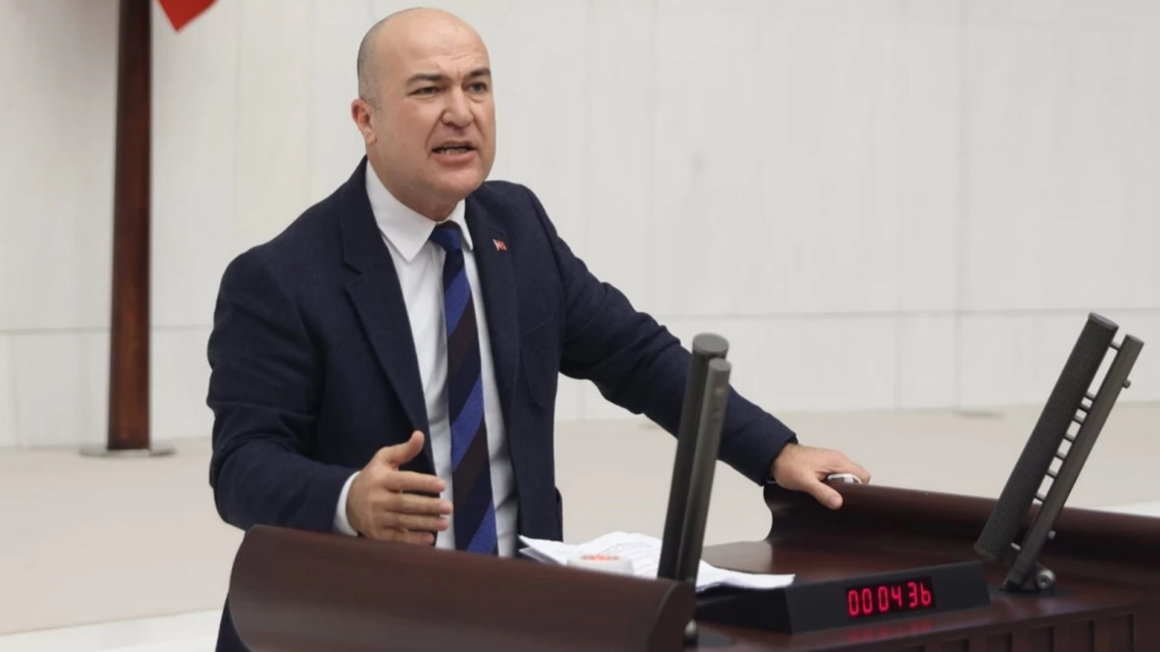 Dizide kullanılan silahları gerçek sanan CHP'li Murat Bakan'ın provokasyonu elinde patladı!