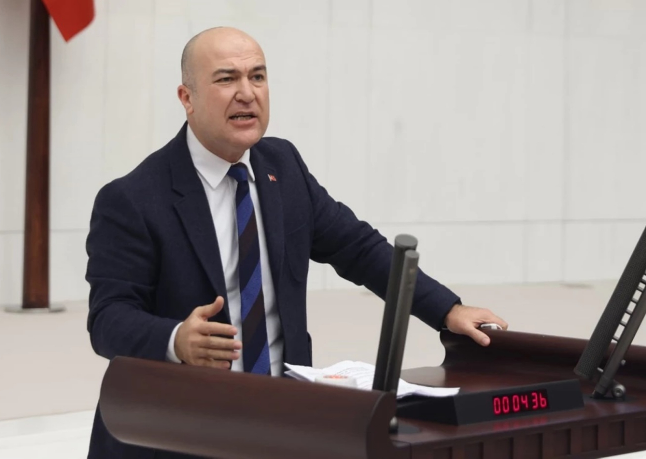 Dizide kullanılan silahları gerçek sanan CHP'li Murat Bakan'ın provokasyonu elinde patladı!
