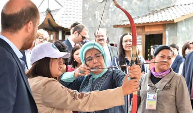 Emine Erdoğan Kazakistan'da ok attı!