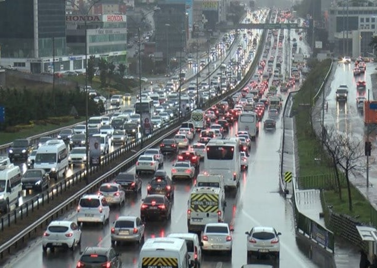 Sürücü olan herkesi ilgilendiriyor: Eski tip ehliyetlerin yenilenme süresi uzatıldı!