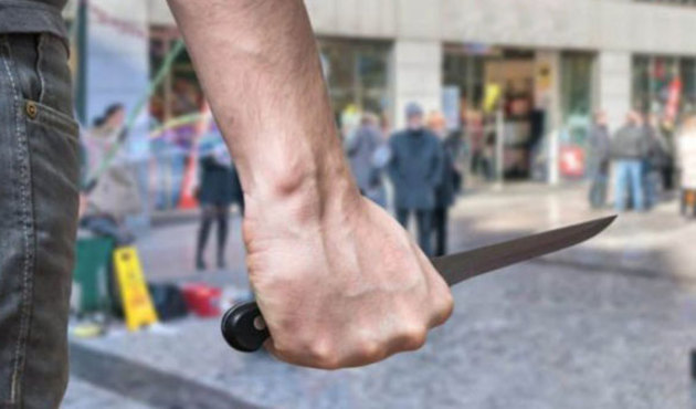 İsveç'te bıçaklı saldırgan polis tarafından vuruldu!