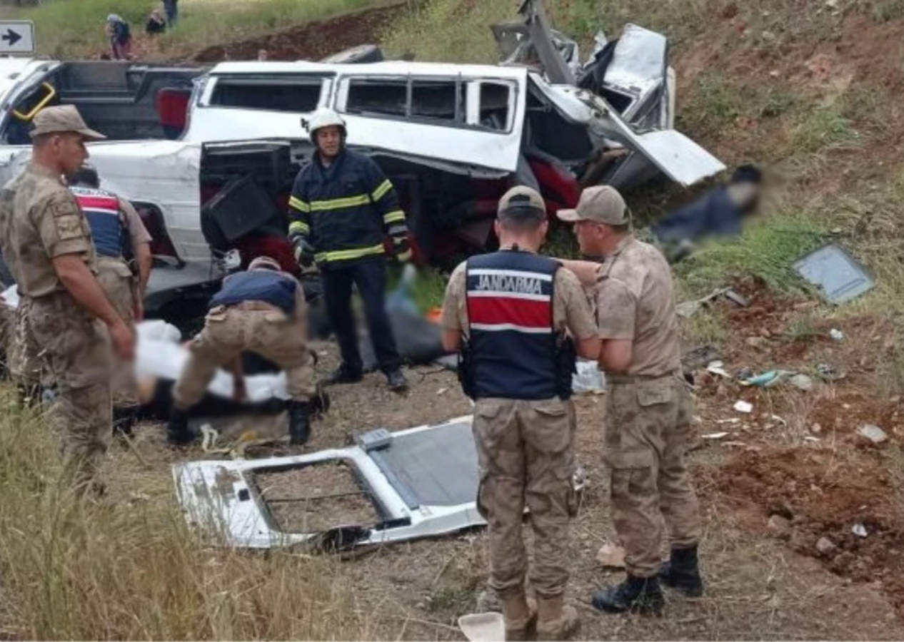 Gaziantep'te çimento tankeri ile minibüs çarpıştı! Can kaybı 9'a yükseldi...