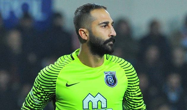 Fenerbahçeli taraftarlar Volkan Babacan'ın kafasına su şişesi attı!
