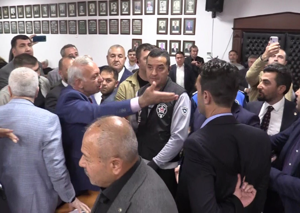 Bandırma Belediye Meclisi’nde gerginlik: Tansiyon bir anda yükseldi! Canlı yayını kestiler...