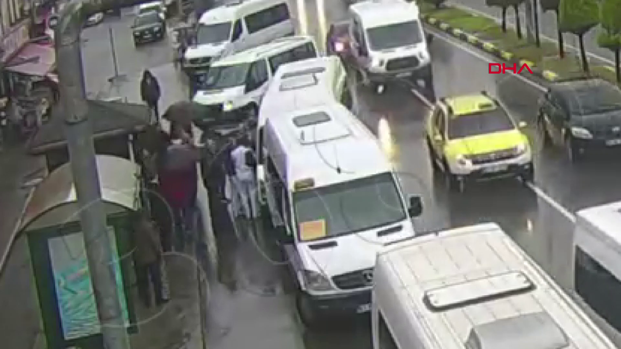 Trabzon'da servis kiralayan üniversiteliler ile dolmuşçuların kavgası kamerada