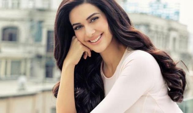 Bergüzar Korel'den herkesi şaşırtacak açıklama... Meğer o şarkıcı ile akraba imiş!