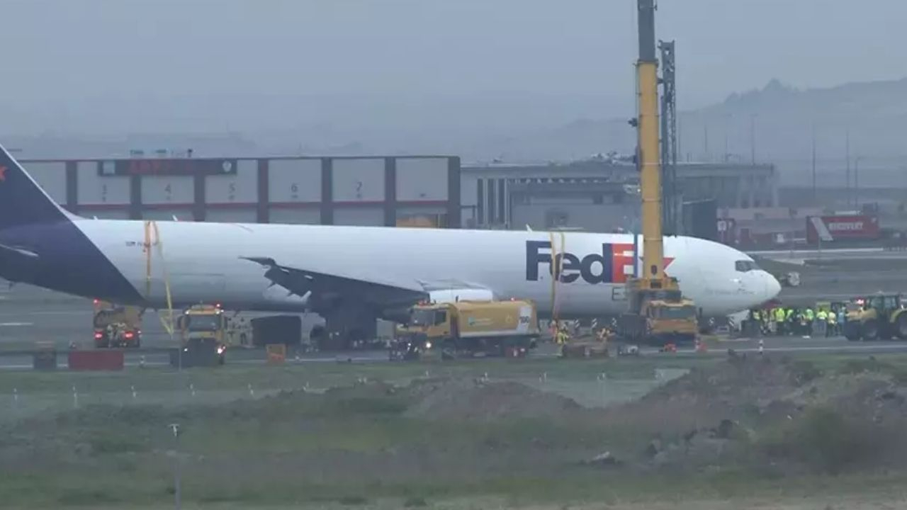 İstanbul Havalimanı’nda gövdesinin üzerine iniş yapan uçağın kaldırılma çalışmaları sürüyor