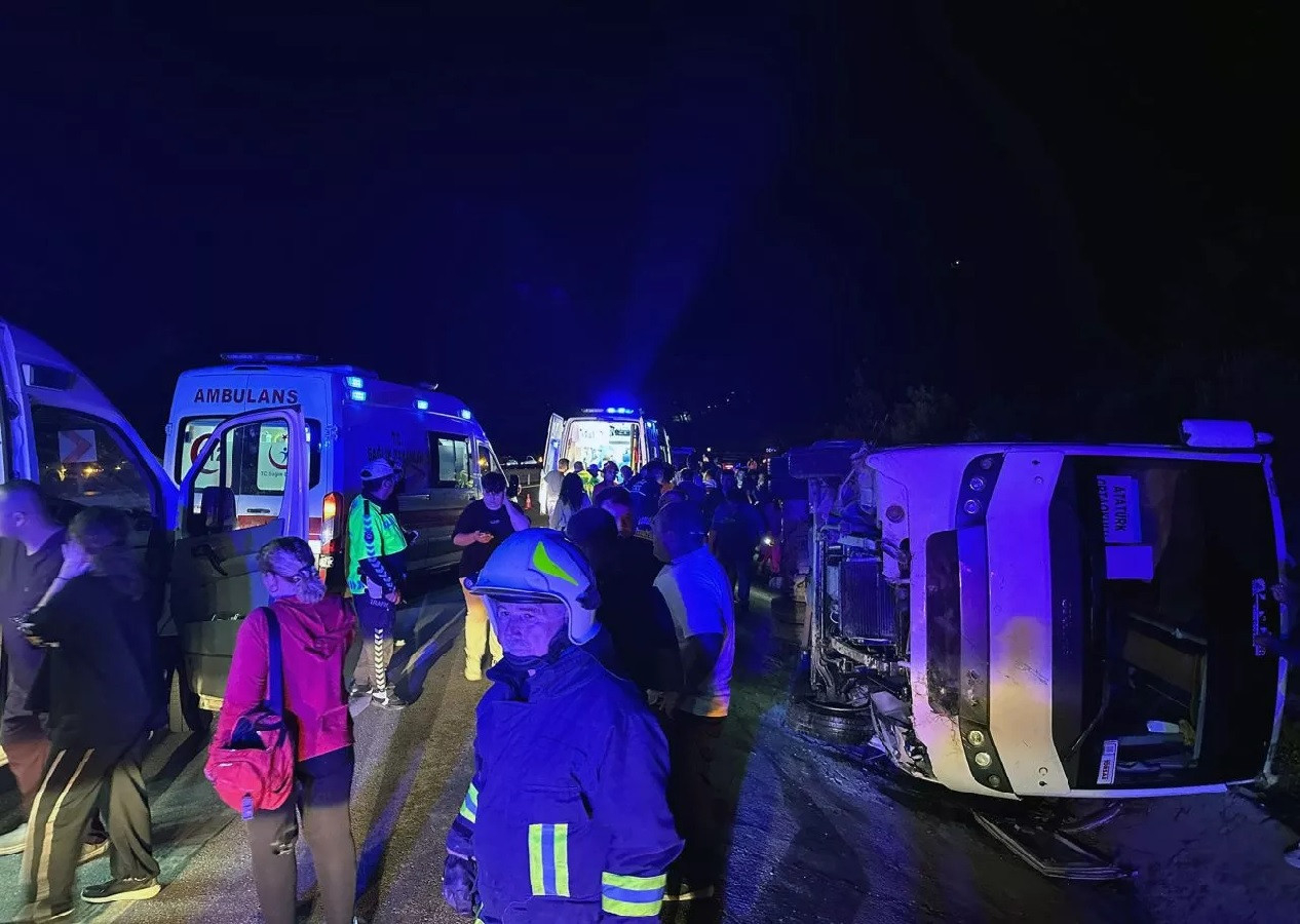 Antalya'da öğrenci taşıyan midibüs yuvarlandı! Çok sayıda yarılı var...
