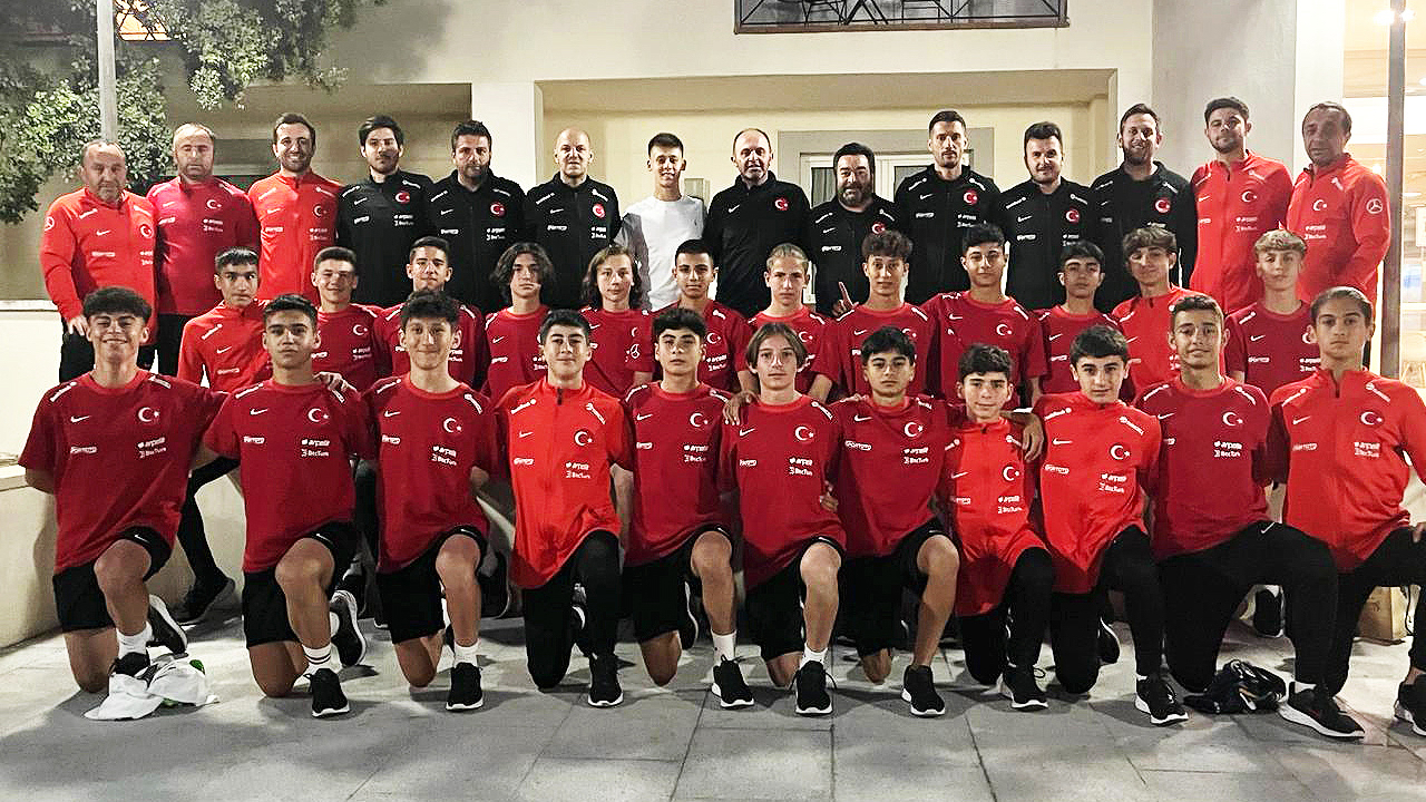Arda Güler'den alkış alan hareket! U14 Milli Takım kampını ziyaret edip, oyunculara krampon hediye etti