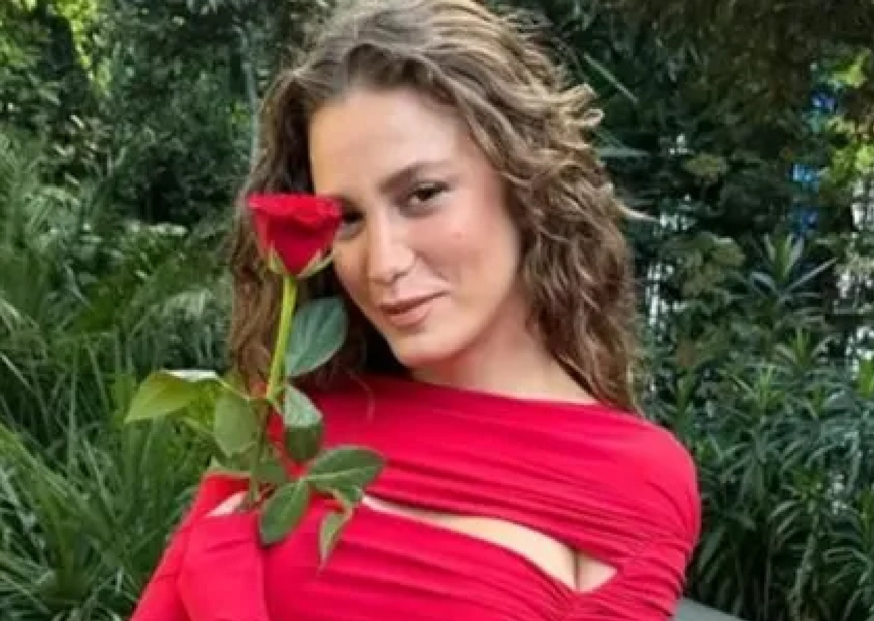 Serenay Sarıkaya, Kimler Geldi Kimler Geçti Galasında kırmızı elbisesiyle göz kamaştırdı! Fiyatı dudak uçuklattı!