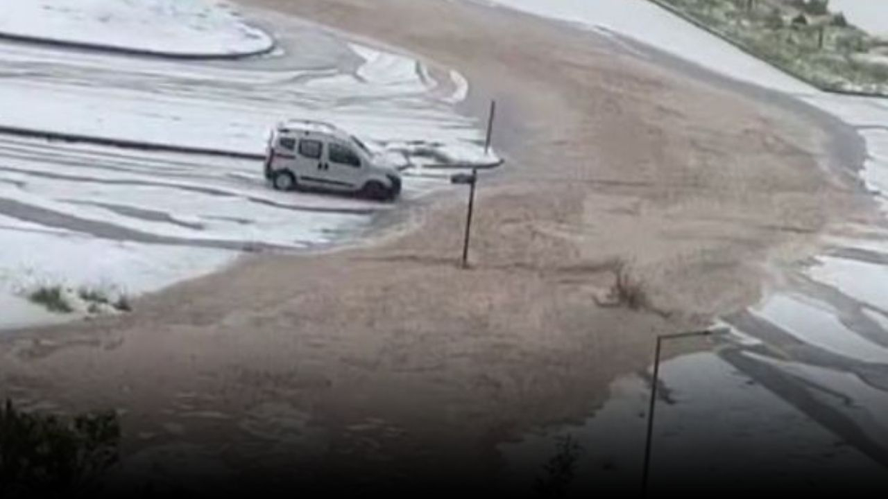Ankara'da dolu ve sağanak etkili oldu