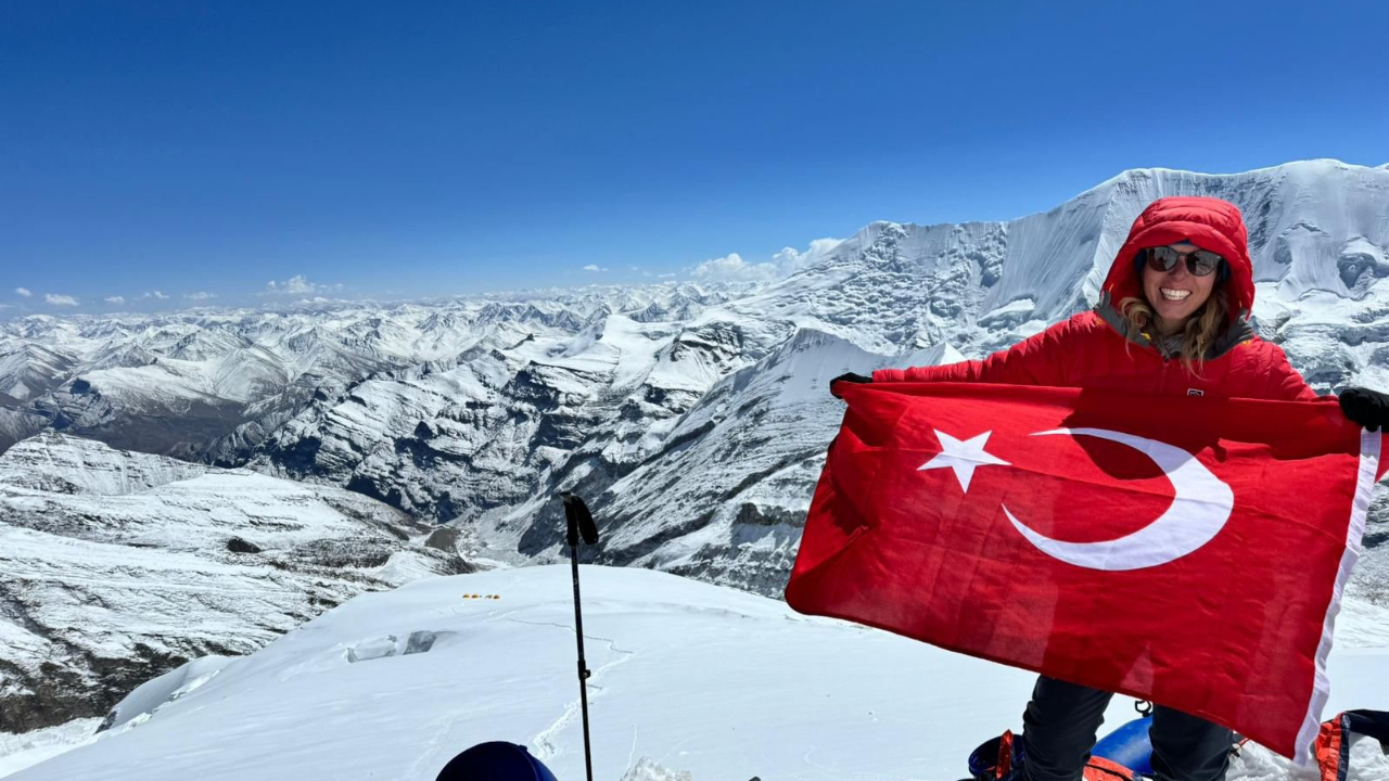Deniz Kayadelen, Everest'in zirvesinde 3 derecelik suya girdi