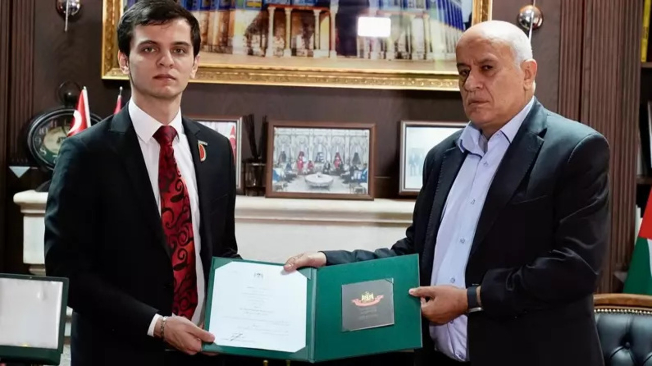Filistin bayrağı açtığı için şampiyonluğu reddedilen Türk sporcu Necmettin Erbakan Akyüz'e, Filistin devletinden 'Kudüs Nişanı' ve 'Kudüs Şövalyesi' unvanı!