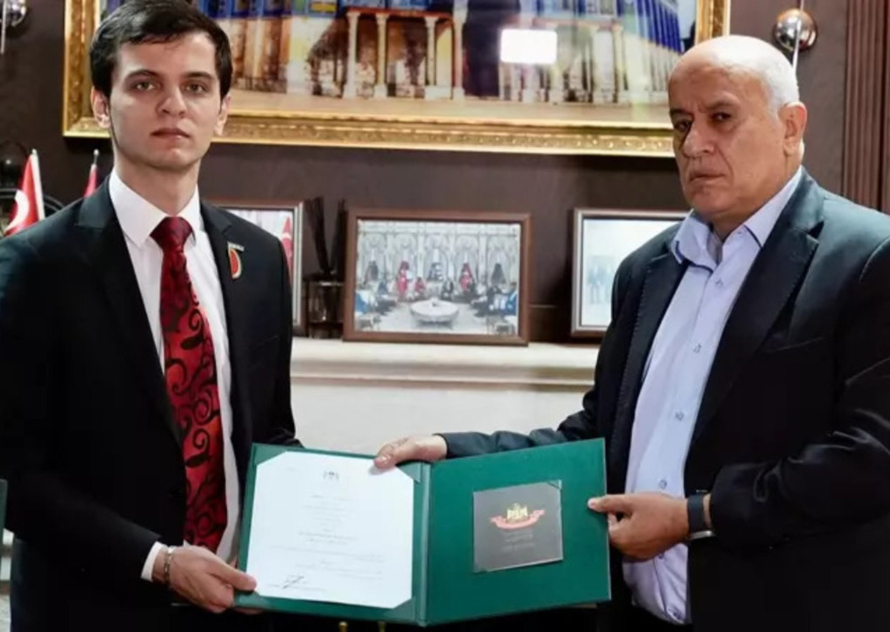 Filistin bayrağı açtığı için şampiyonluğu reddedilen Türk sporcu Necmettin Erbakan Akyüz'e, Filistin devletinden 'Kudüs Nişanı' ve 'Kudüs Şövalyesi' unvanı!