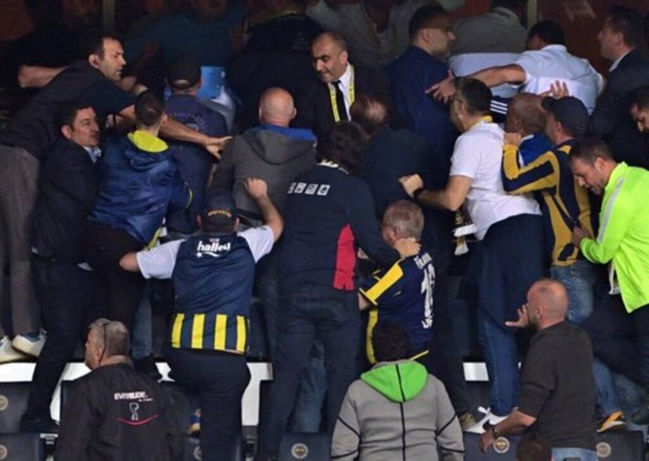 Kadıköy'de şok kavga! Fenerbahçe yönetimi ile taraftarlar birbirine girdi...