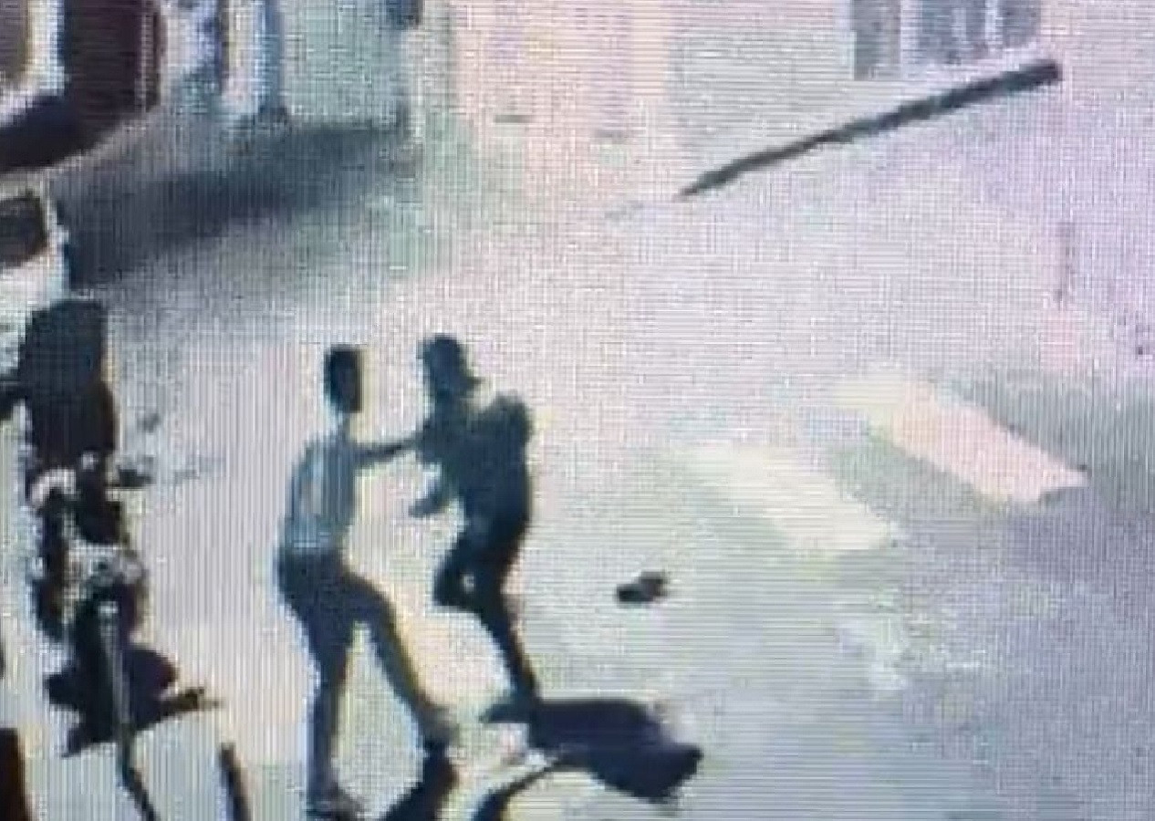 Balıkesir'de kurye Ata Emre Akman'ın bıçaklanarak öldürüldüğü anlar kameralara yansıdı!