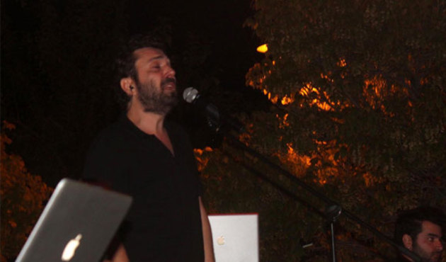 Halil Sezai, babasının öldüğünü öğrendi, yine sahneye çıktı!