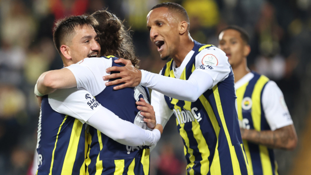 Fenerbahçe, Galatasaray derbisi öncesi defanstan fire verdi!