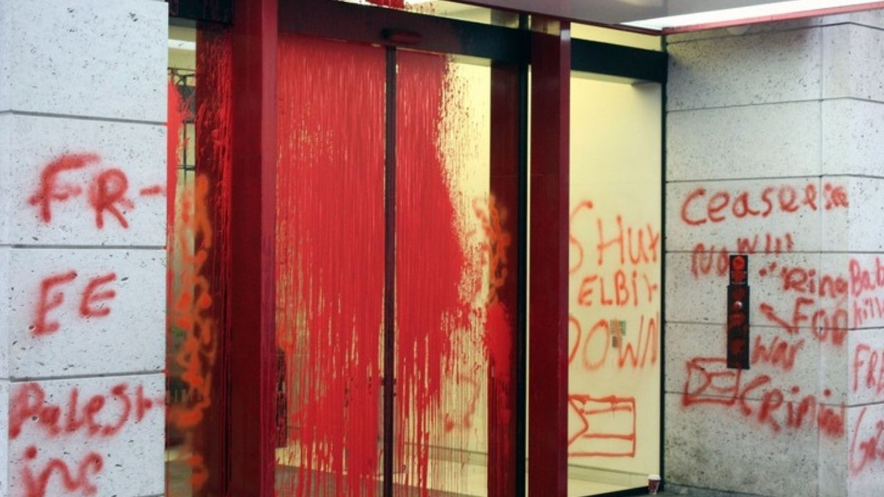 Manchester Üniversitesinin İsrail ile olan işbirlikleri kırmızı boyayla protesto edildi
