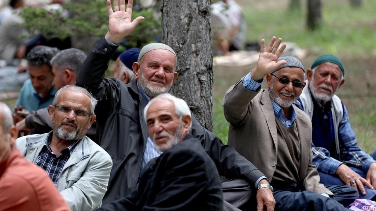 Çalışma ve Sosyal Güvenlik Bakanı Vedat Işıkhan duyurdu: Emekliler için yeni karar! 1 ay ücretsiz olacak