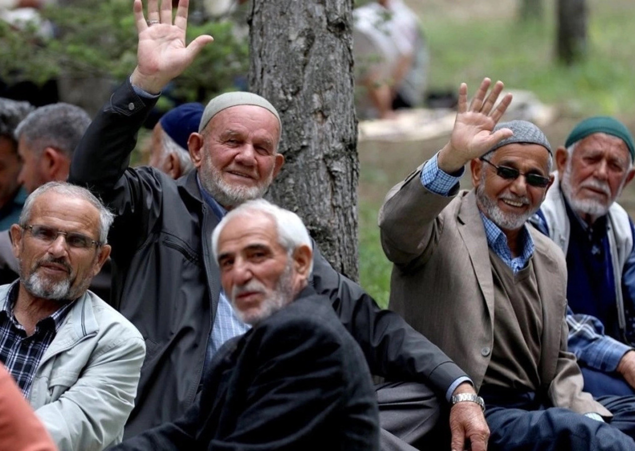 Çalışma ve Sosyal Güvenlik Bakanı Vedat Işıkhan duyurdu: Emekliler için yeni karar! 1 ay ücretsiz olacak