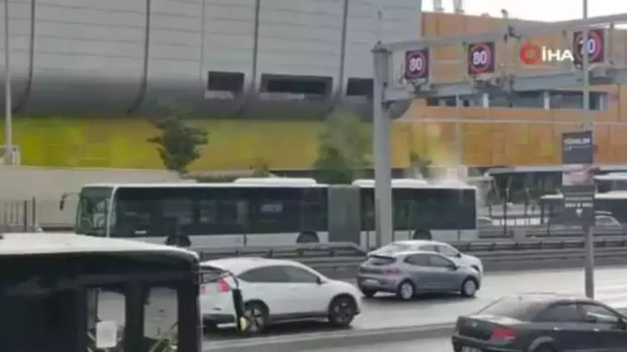 Metrobüste panik! Bir anda dumanlar yükseldi, trafik durdu!