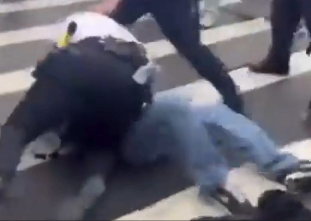 ABD polisinden New York'ta Filistin destekçilerine saldırı! Yürüyüş yapanları yumrukladılar, çok sayıda kişiyi gözaltına aldılar