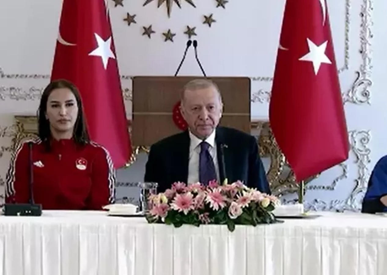 Cumhurbaşkanı Erdoğan, milli sporcularla ve gençlerle bir arada! ''19 Mayıs teslimiyete karşı milletimizin hür ve bağımsız yaşama kararlılığının sembolüdür''